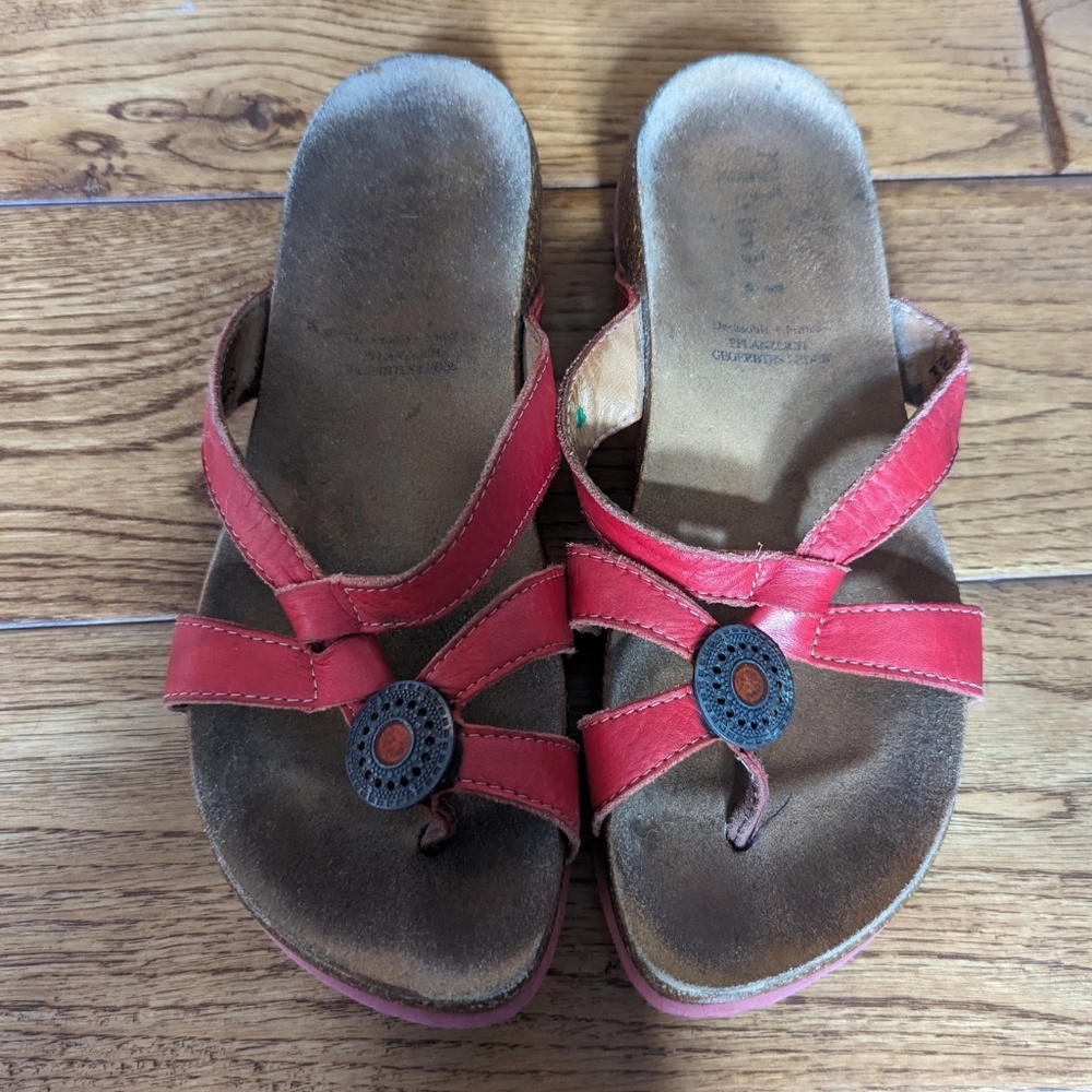 Think! Julia Style Leather Flip-Flop Thong Sandals- (EU 36). US 6